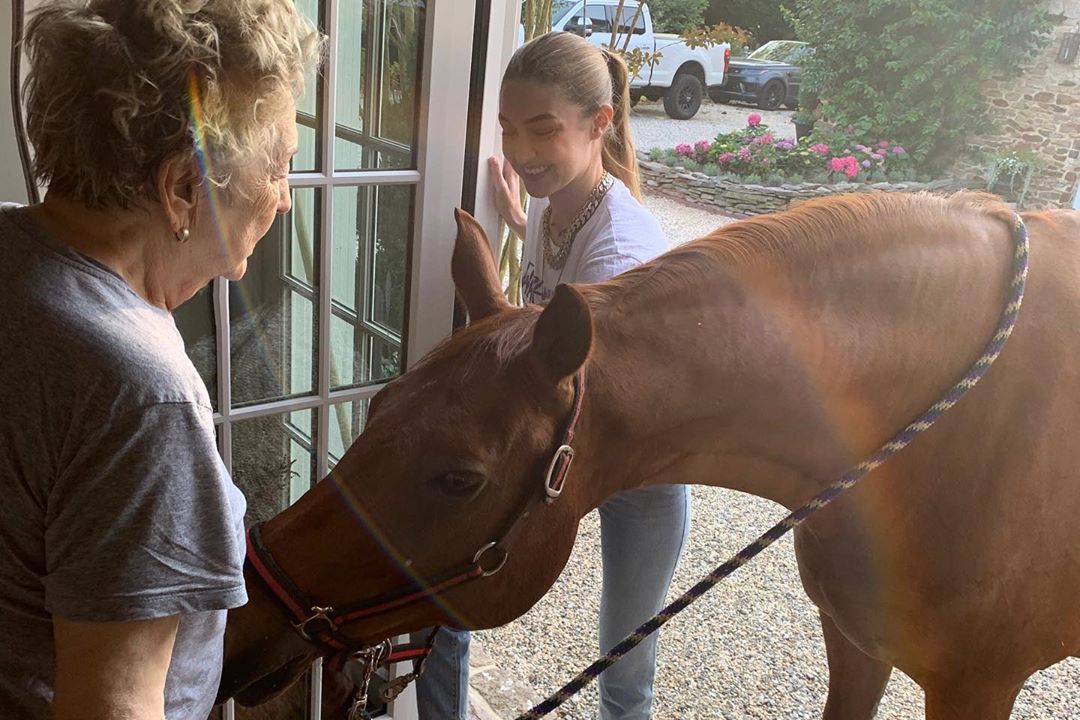 Семейные ценности: Джиджи Хадид растрогала поклонников милыми фото с бабушкой и мамой